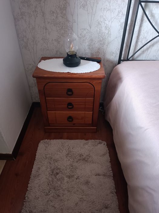 Quarto completo em madeira maciça e cama em ferro