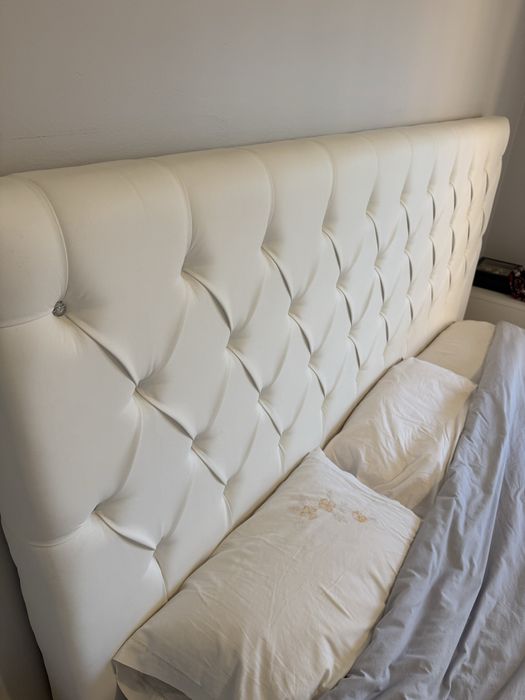 Cama. com colchao e cabeceira com botoes brilhantes