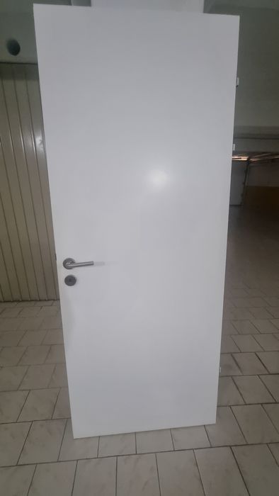 Porta Interior Branca Lisa com Puxador Inox