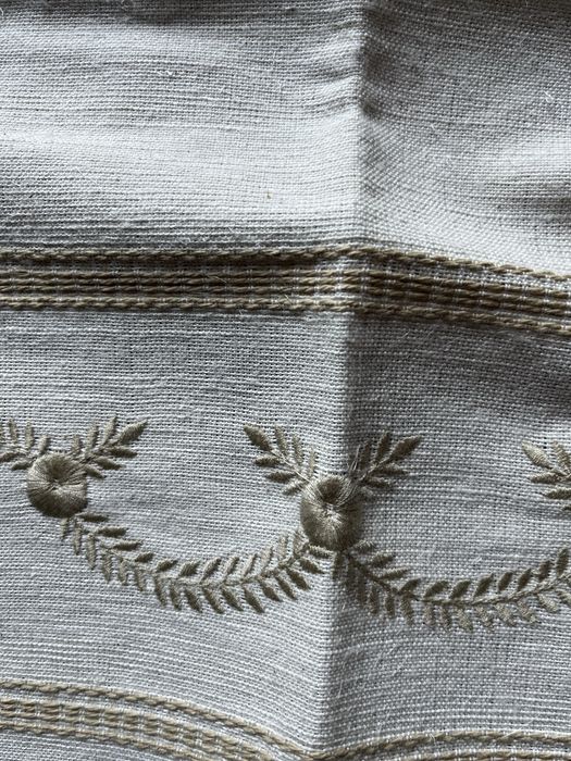 Pano de linho com bordados