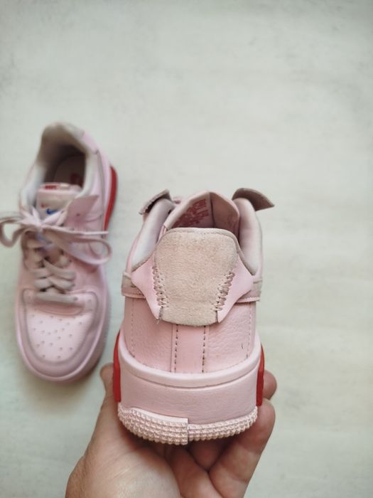 Оригінальні кросівки Nike Air Force в розмірі 37.5