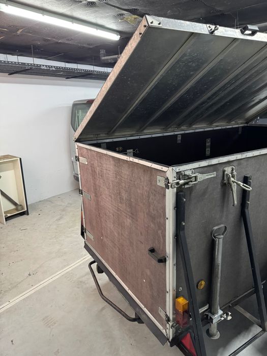 Reboque atrelado com caixa fechada