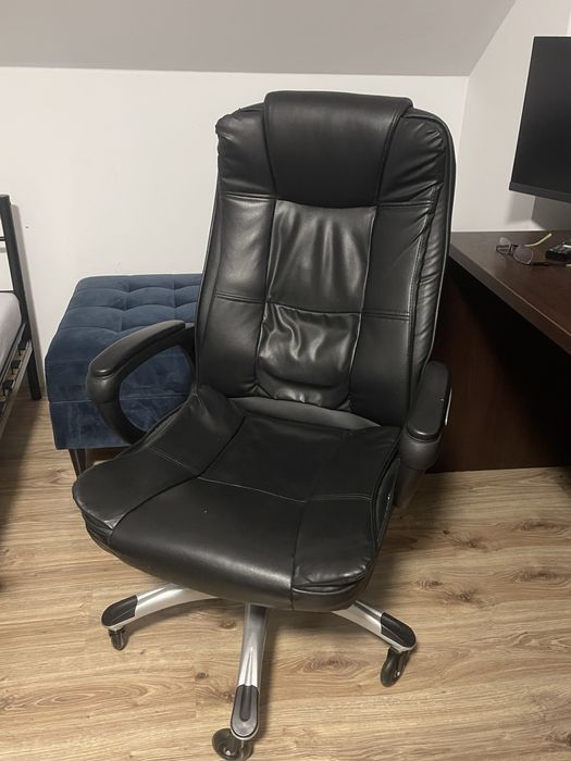 Fotel biurowy czarny ergonomiczny i wygodny na sylikonowych kolkach.
