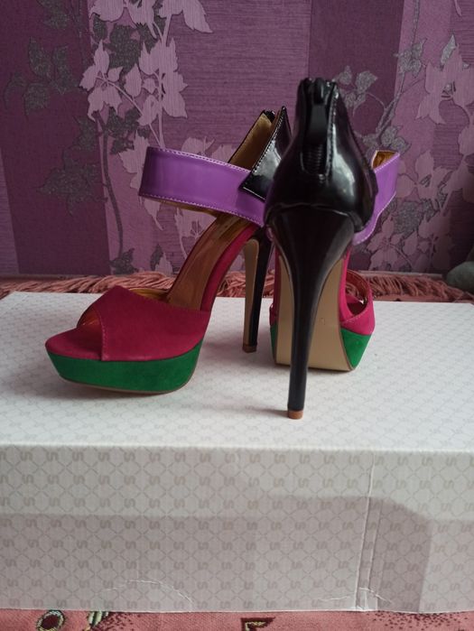 Жіночі босоніжки