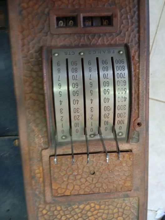 Registadora antiga em ferro