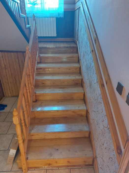 Schody jesionowe z balustradą kompletne. Trepy 34 szerokie 110 długie.
