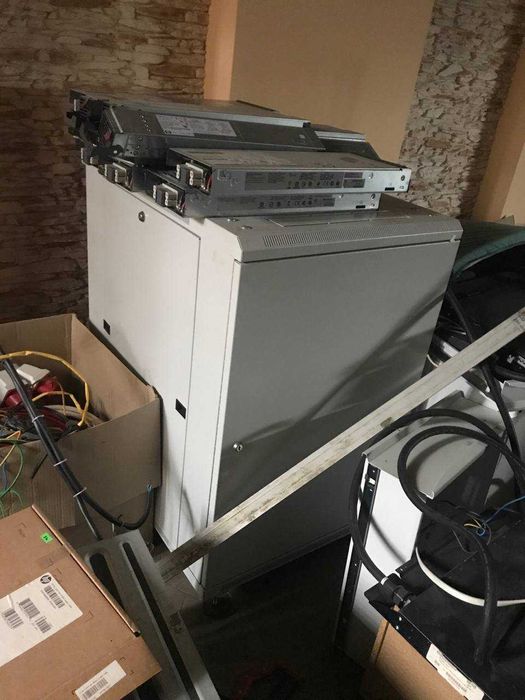 Шаси HP BladeSystem C7000, та сервера HP ProLiant BL460c G7