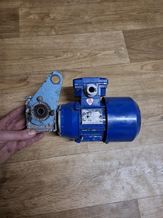 Motoreduktor 90 obr na min przekładnia ślimakowa silnik 0.09 kw Besel