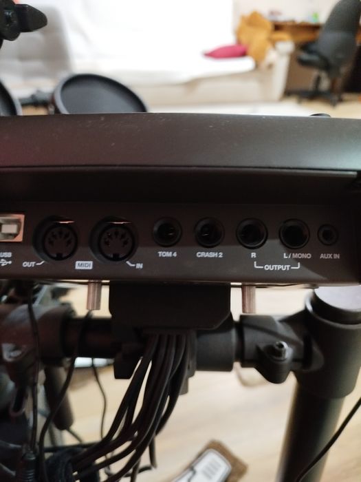 Bateria elétrica Alesis com 80 sons diferentes.