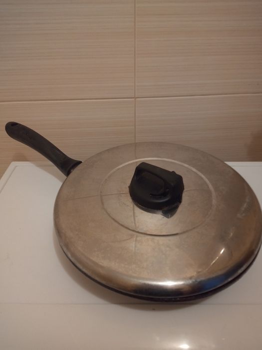 Продам большую сковородку с крышкой.