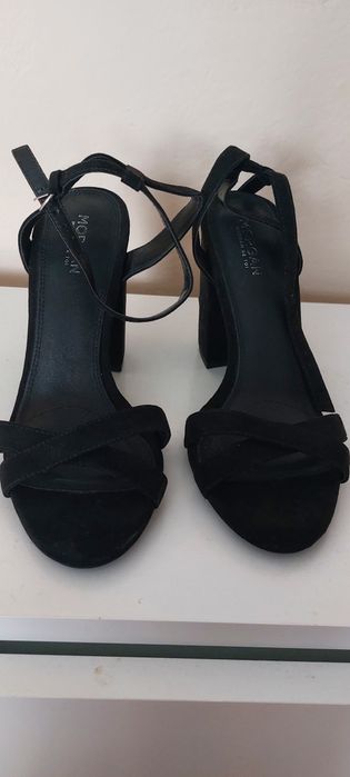 Nowe Sandałki z haftem Morgan de toi