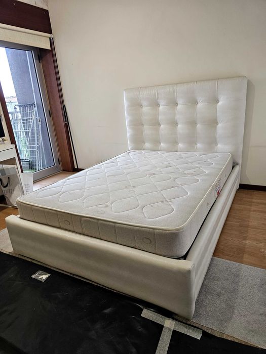 Cama de solteiro estofada como nova