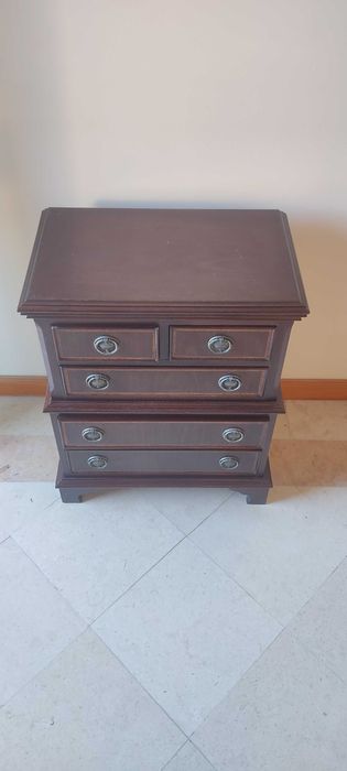 Mesa de apoio em madeira cerejeira em excelente estado