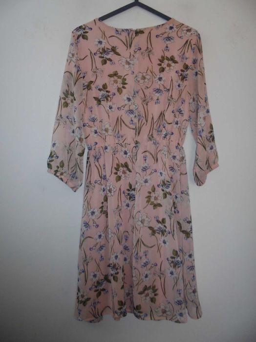 vestido de senhora muito alegre