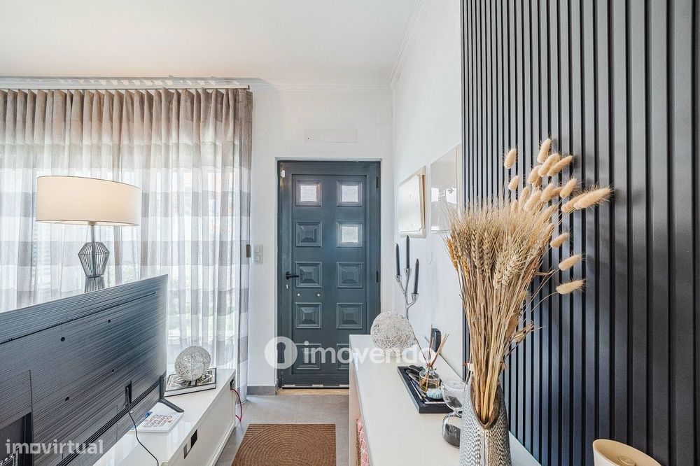 Moradia T3+1 de design moderno, com jardim, na Quinta do Anjo