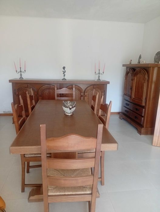 Móveis de sala incluindo mesa e cadeiras