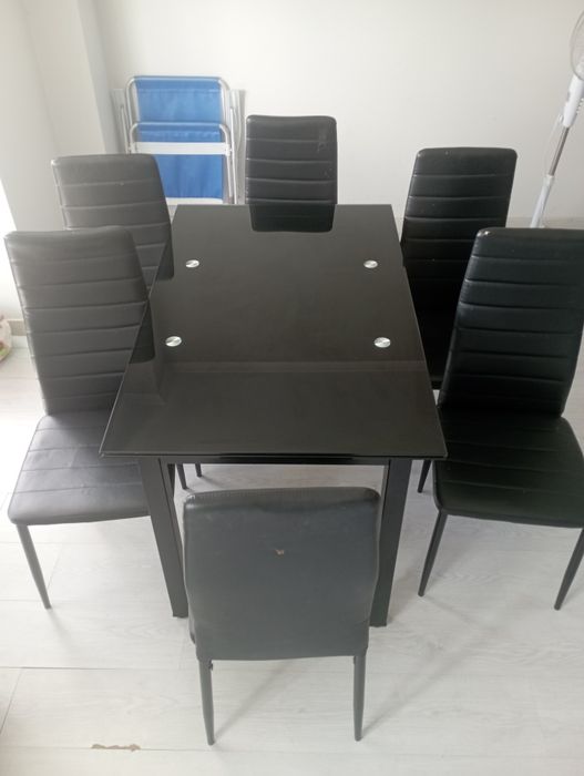 Mesa extensora nde vidro preta com 6 cadeiras ,seve para jantar ou sala de escritório