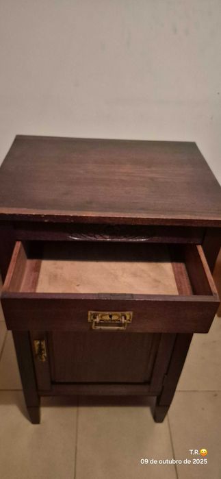 Pequeno móvel antigo em madeira maciça
