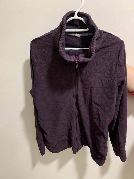 Флісова куртка-бомбер кольору баклажан.