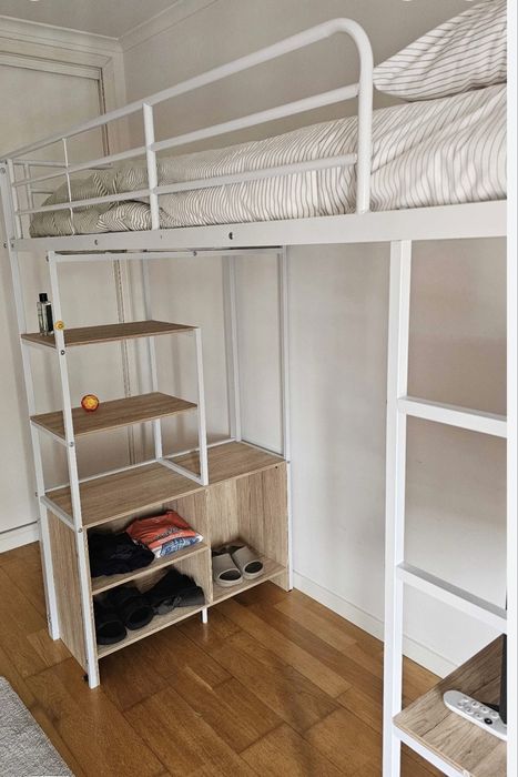 Cama Alta com escadas verticais, secretária e arrumação por baixo