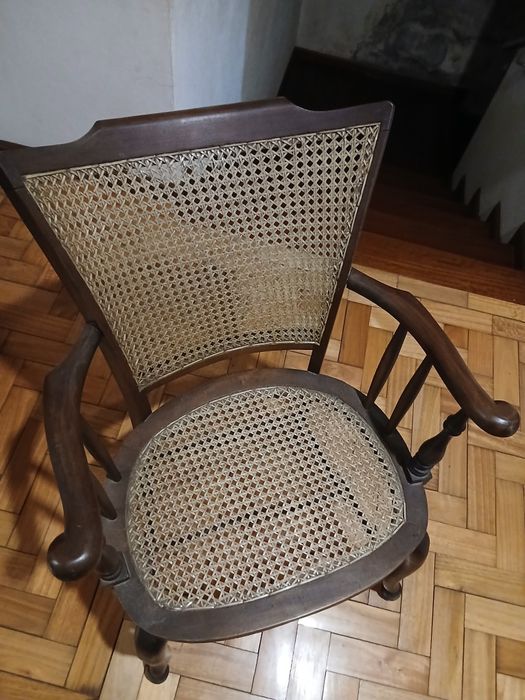 Cadeira antiga bom estado