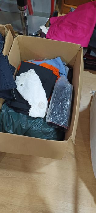 Lote de roupa NOVA , com etiqueta - Aproximadamente 1000 peças