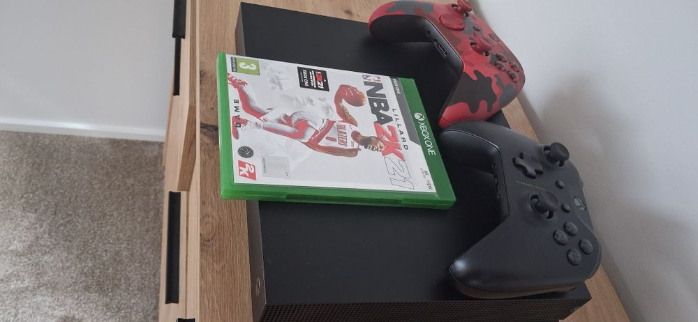 Xbox one X 1000 gb/1tb + zestaw kabli + gra + 2 pady