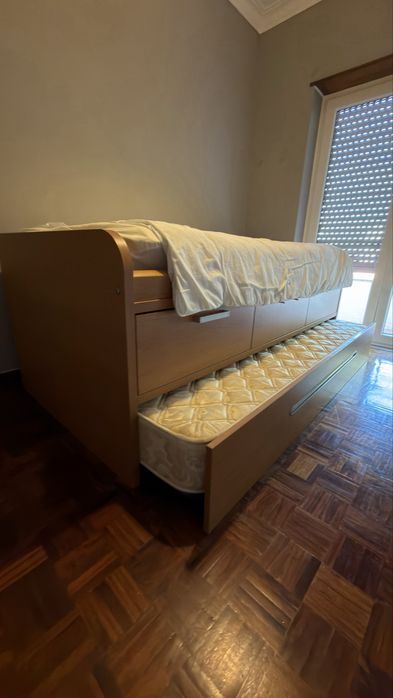 Estrutura cama c/gavetas e cama c/ colchões incluidos.