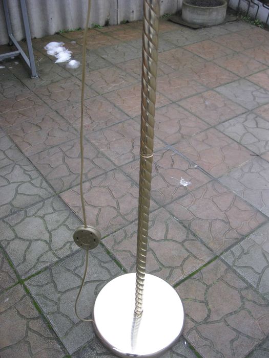 Продам торшер на 3 лампы