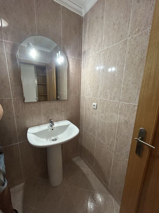 Lavatorio branco com torneira