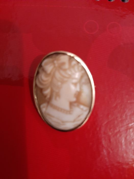 Vendo alfinete dourado com imagem em porcelana