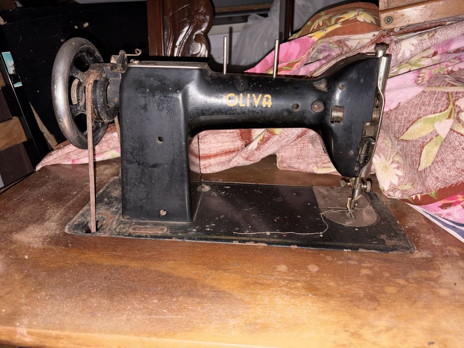 Maquina de costura antiga marca OLIVA