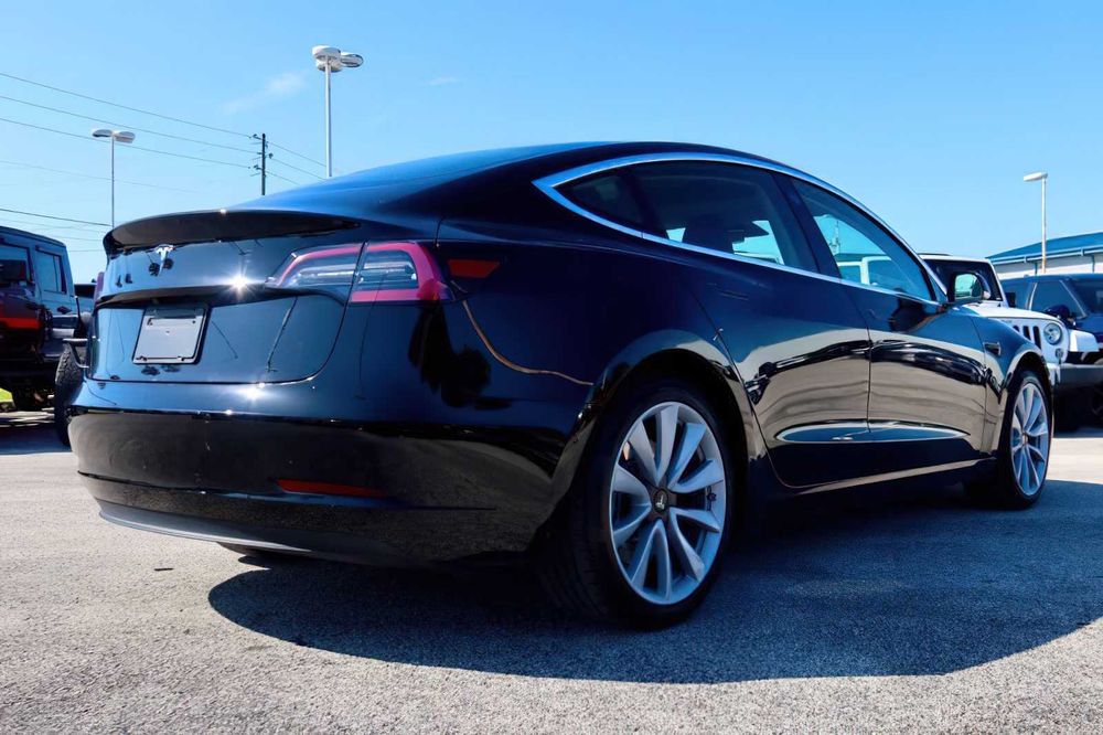 Tesla Model 3      2019