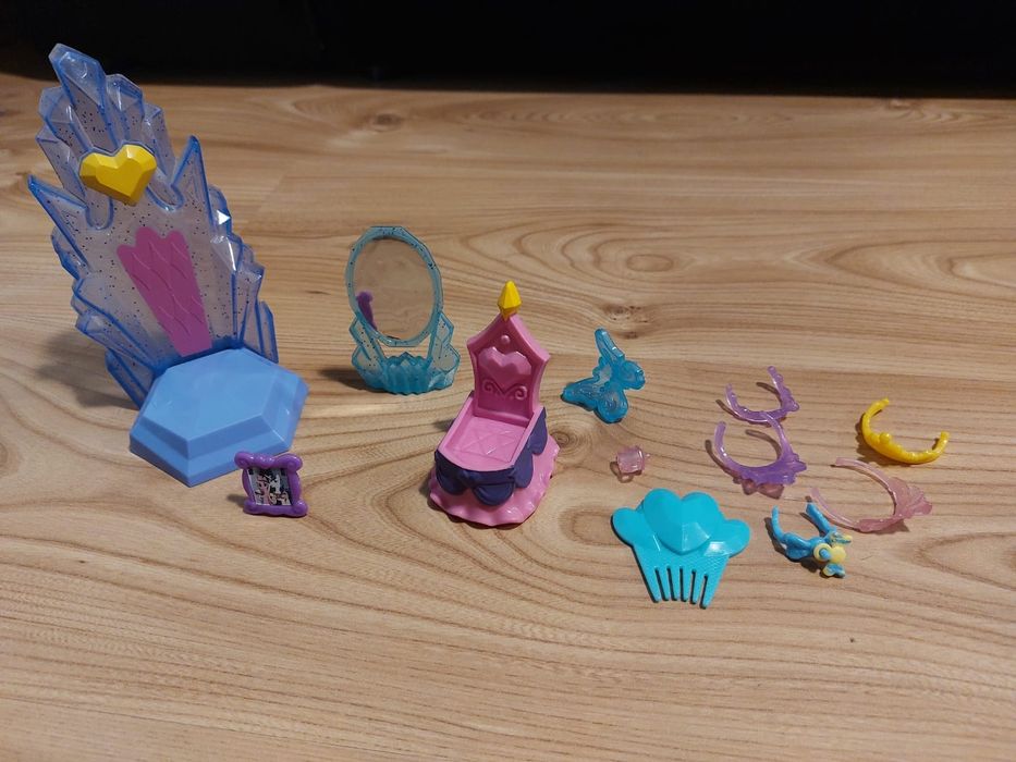 Świecący Zamek Little Pony plus dodatki -drugi zamek, walizka, kucyki