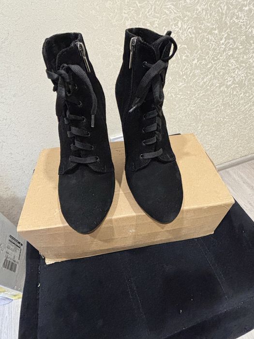 Жіноче взуття весна-осінь.Чорні,замш,39 розмір