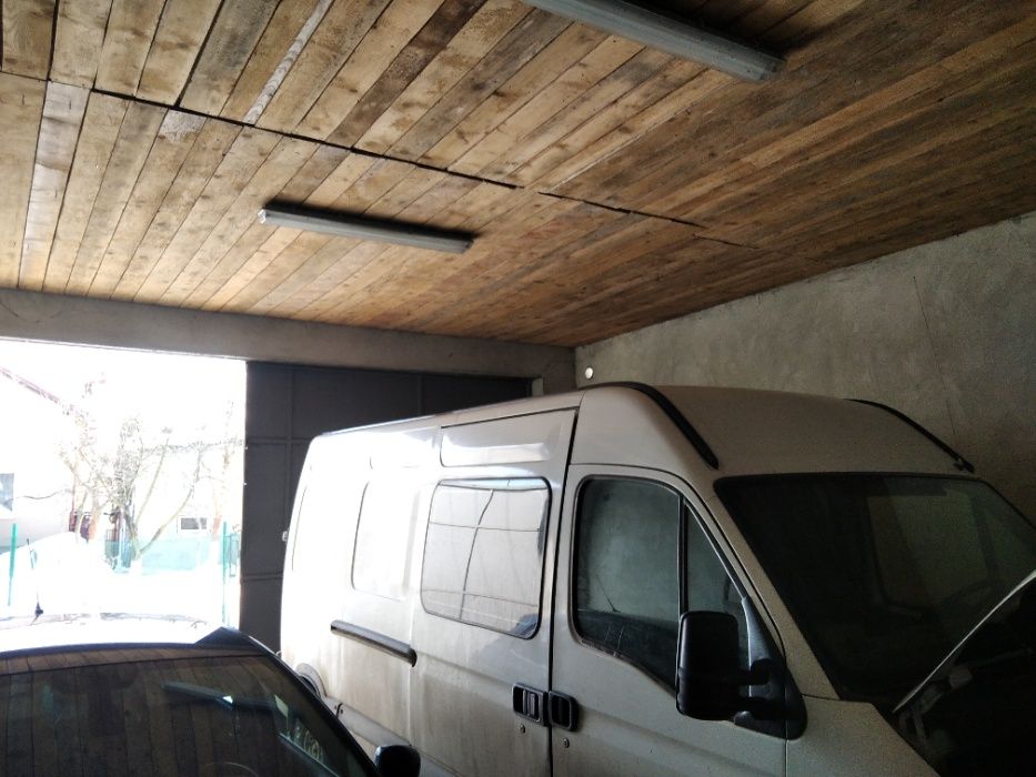 Продається великий 2х поверховий гараж .