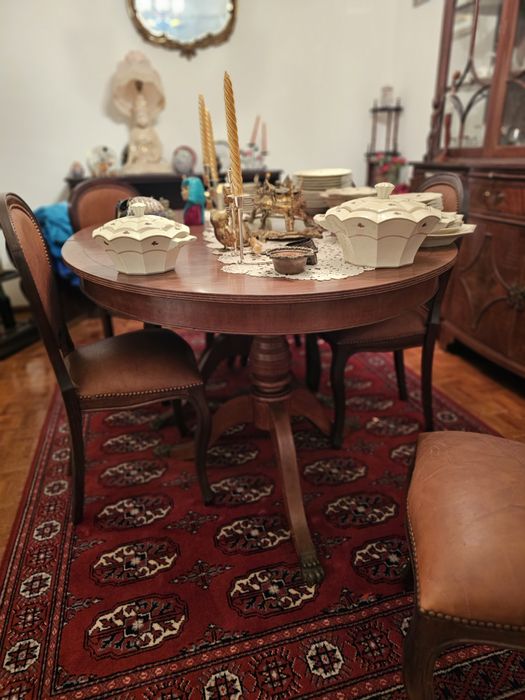 Mesa de sala com cadeiras