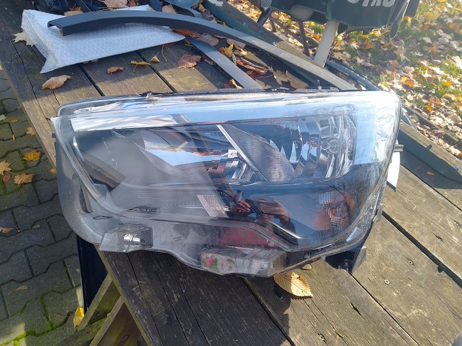 Opel combo E lampa lewa przód 2024r
