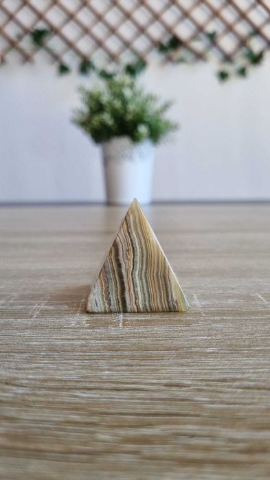 Pirâmide decorativa em pedra natural polida