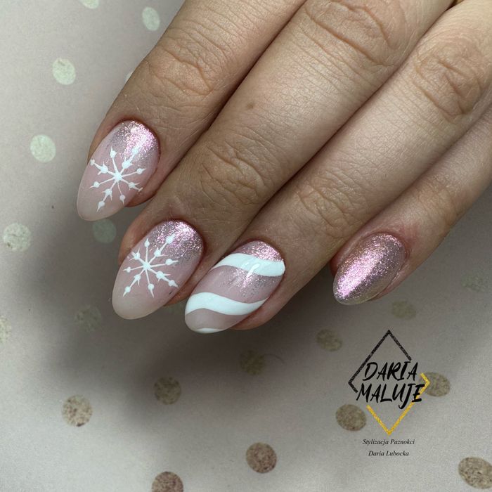 Mobilna stylizacja paznokci.