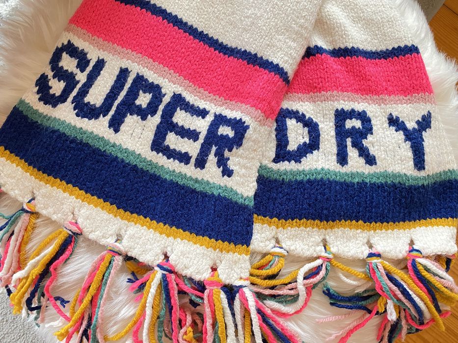 Szalik superdry kremowy neon z frędzlami na narty szal