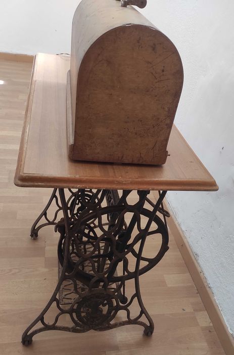 Máquina de costura Singer com lâmpada