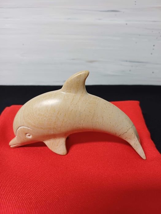 Estatueta de golfinho em pedra da Arrábida