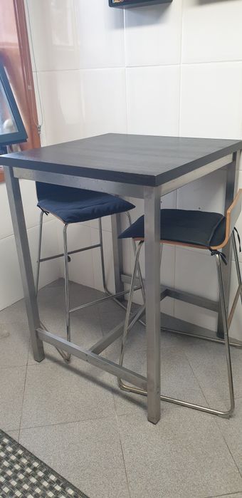 Mesa alta com 2 bancos