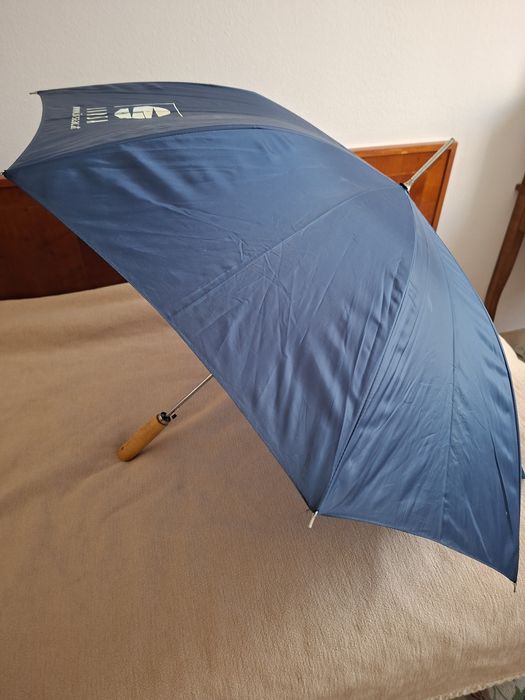 Duży granatowy parasol
