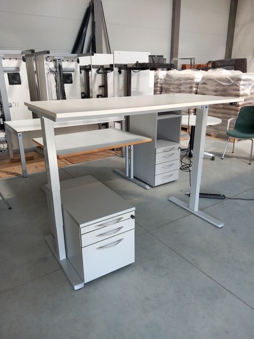 Biurko elektryczne z elektrycznie regulowanym blatem