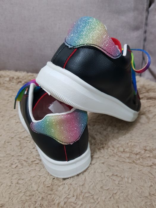 Ténis Novos tam. 38 em preto com atacadores multicores