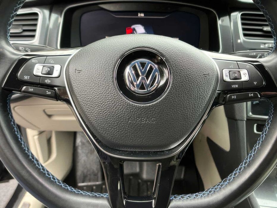 Volkswagen e-Golf      2018