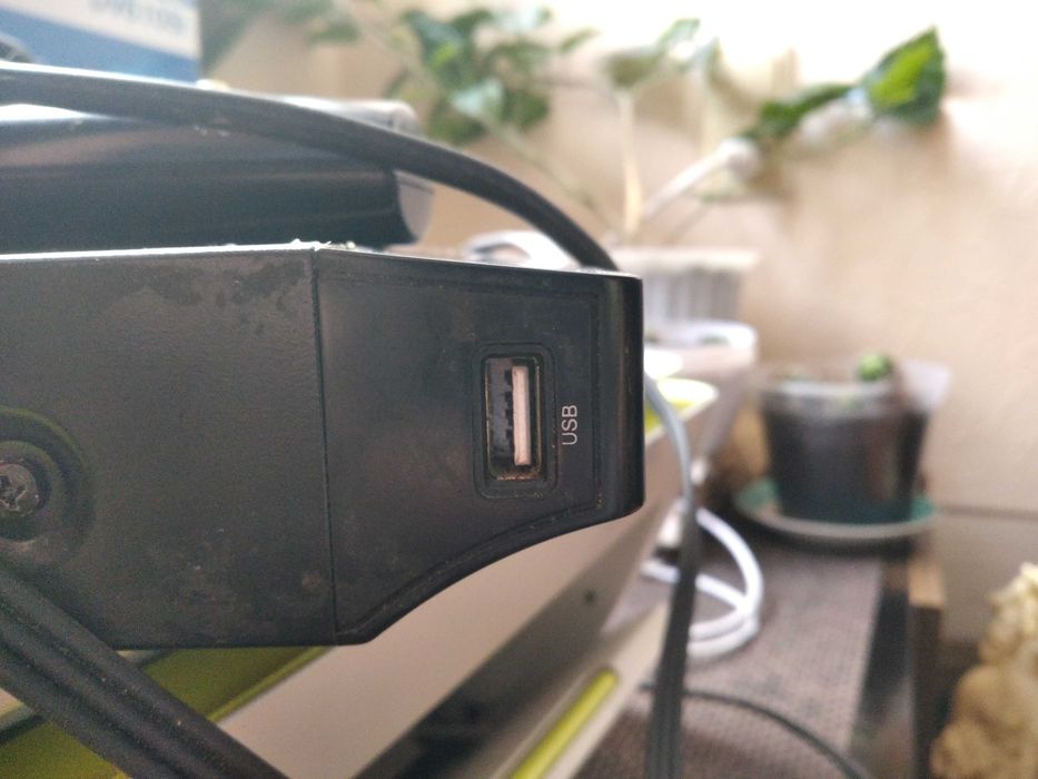 Відеоплеєр-караоке BBK DV610SI