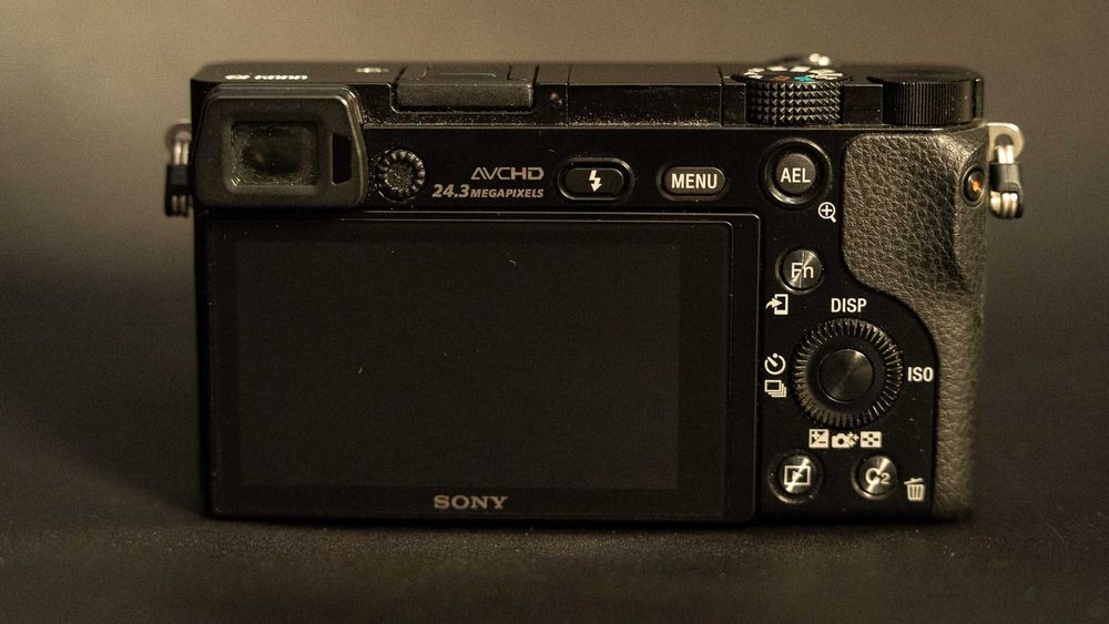 Sony A6000 – aparat bezlusterkowy – używany, w pełni sprawny